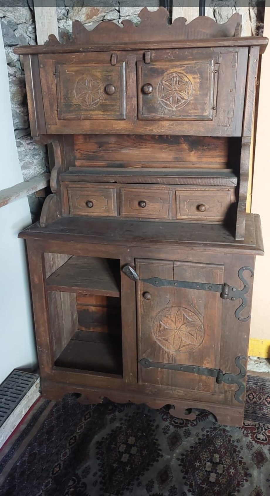 Credenza rustica alpina